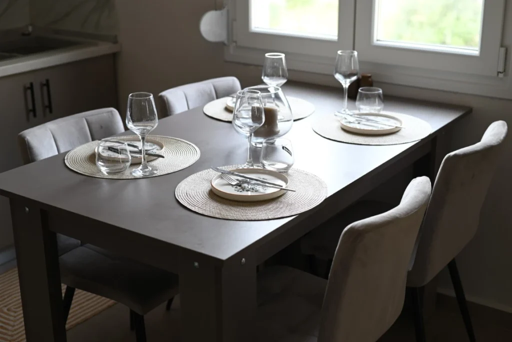 Emocean apartments dining table