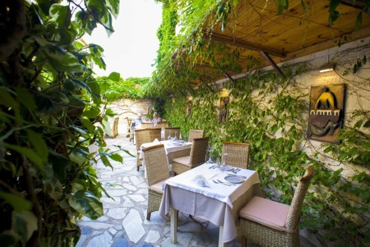 Paraxenos restaurant in skiathos emocean apartments (Small)